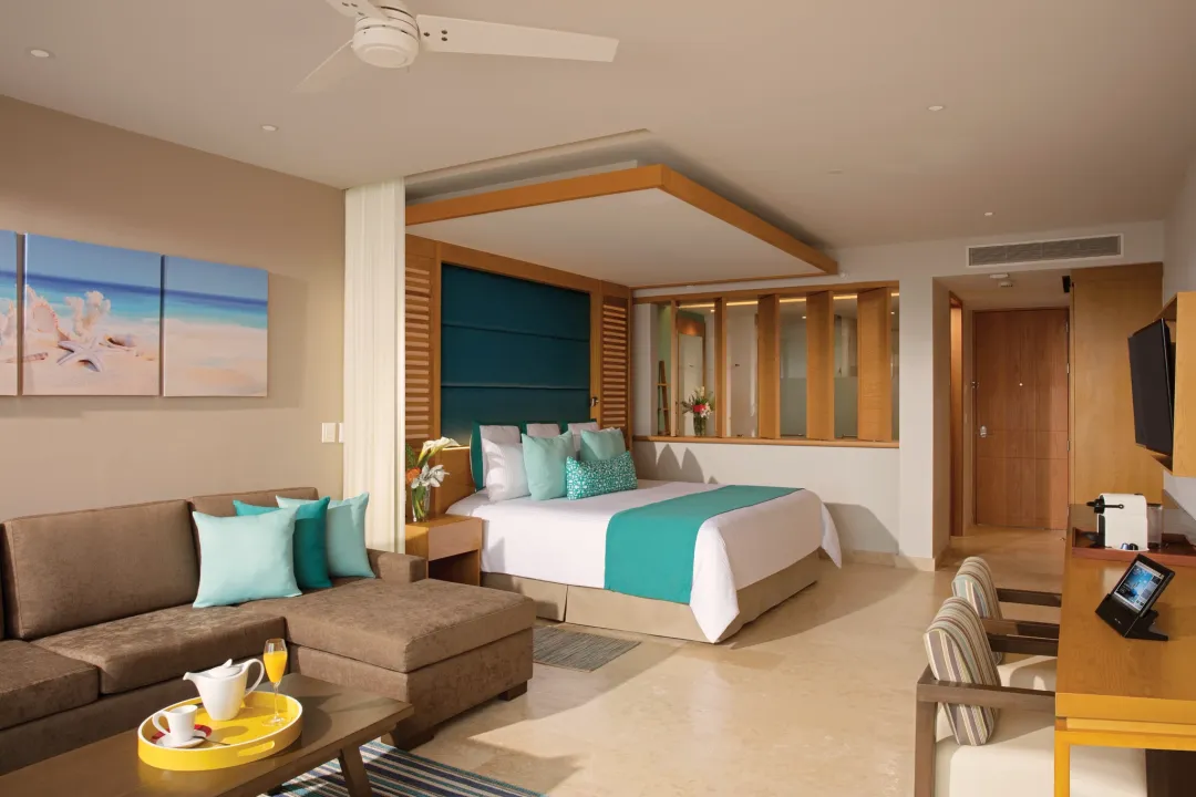 Junior Suite Pool View - Bedroom