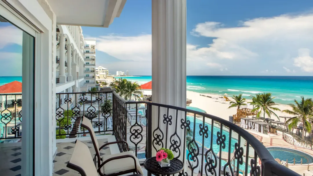 Ocean Front Luxury Suite -Balcony Lounge