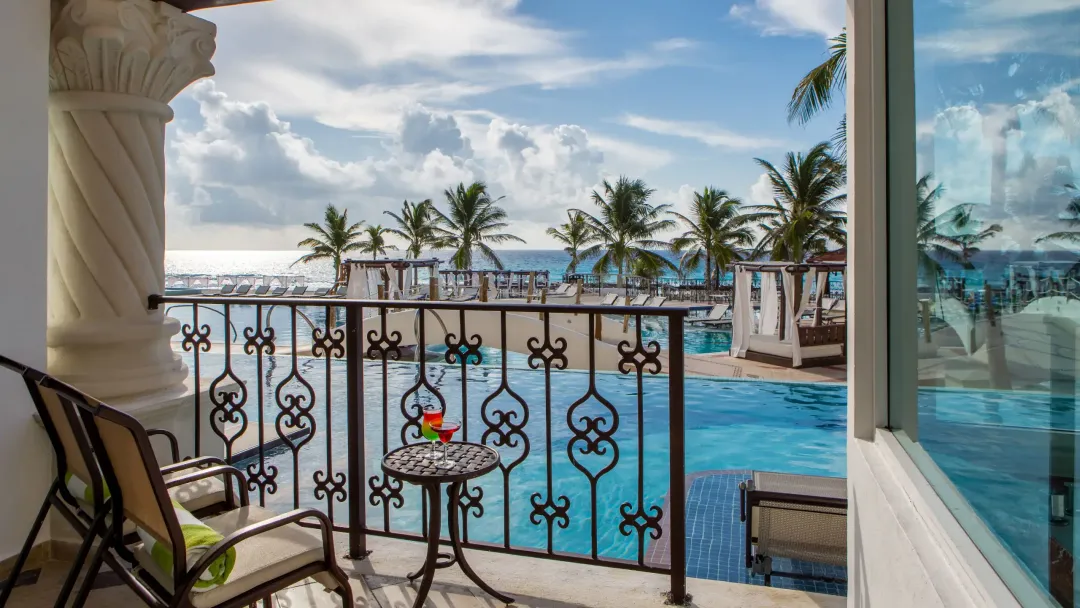 Ocean View Swim Up Suite - Balcony Lounge with Sea View