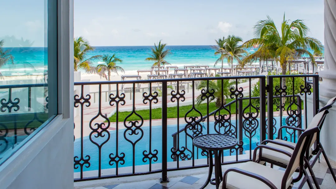 Ocean View Swim Up Suite - Balcony Lounge