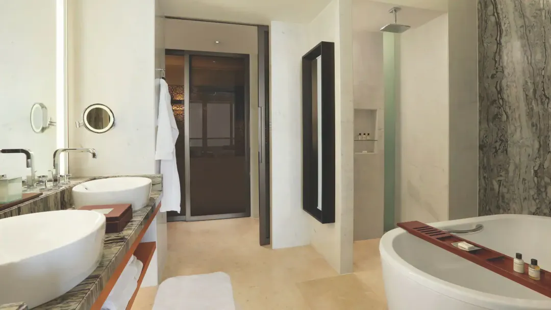 Park-Hyatt-Abu-Dhabi-Hotel-and-Villas-Guest-Bathroom