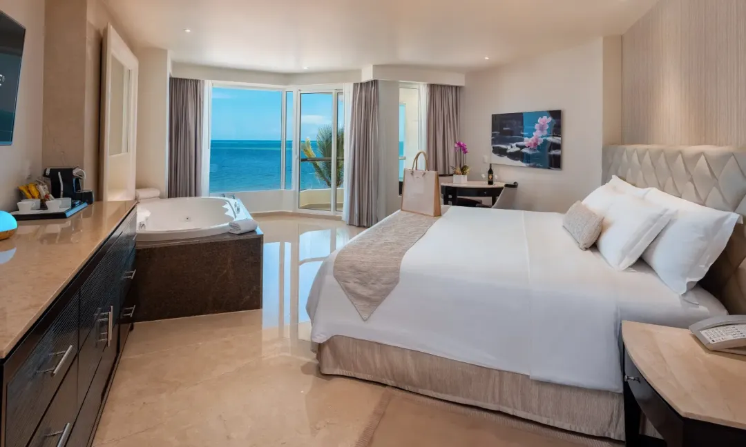 Superior Honeymoon Suite - King Bed