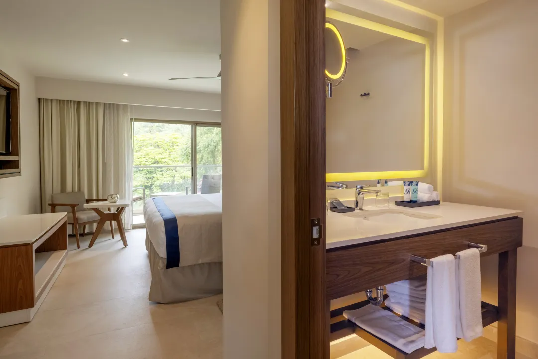 Royalton-Grenada-Luxury-Room-Bed-and-Bathroom-view