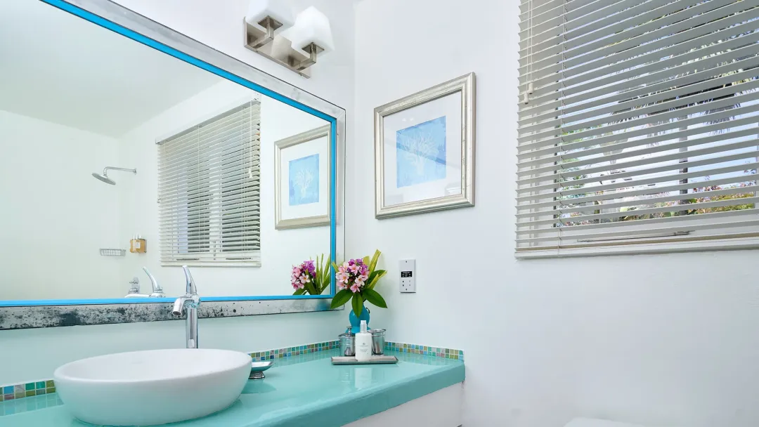 Mount-Cinnamon-Suite-King-Bed-Bathroom