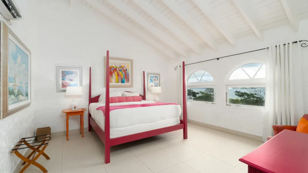 Mount-Cinnamon-Suite-King-Bed-Bedroom-different-colour-scheme