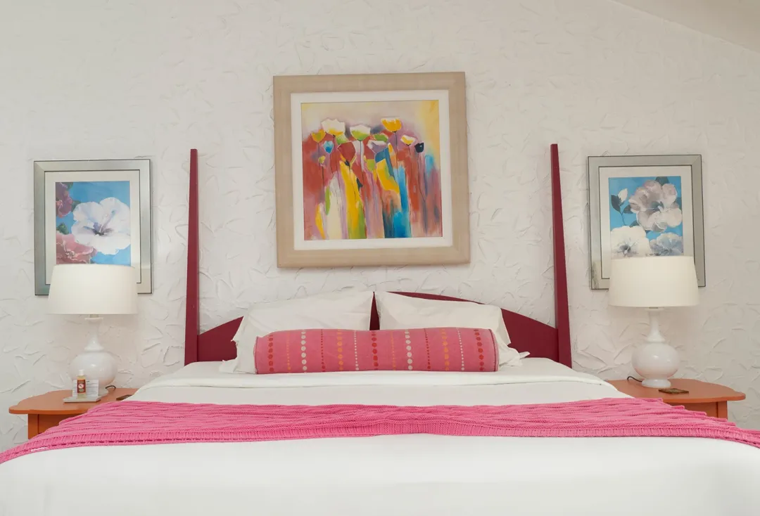 Mount-Cinnamon-Suite-King-Bed-Deco