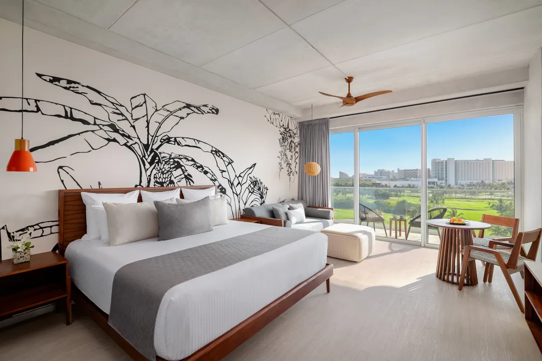 Junior Deluxe Suite Golf View - King Bed