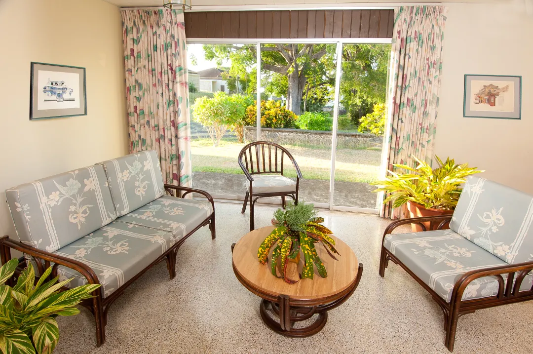 Munt-Irvine-Standard-Garden-Cottage-Lounge