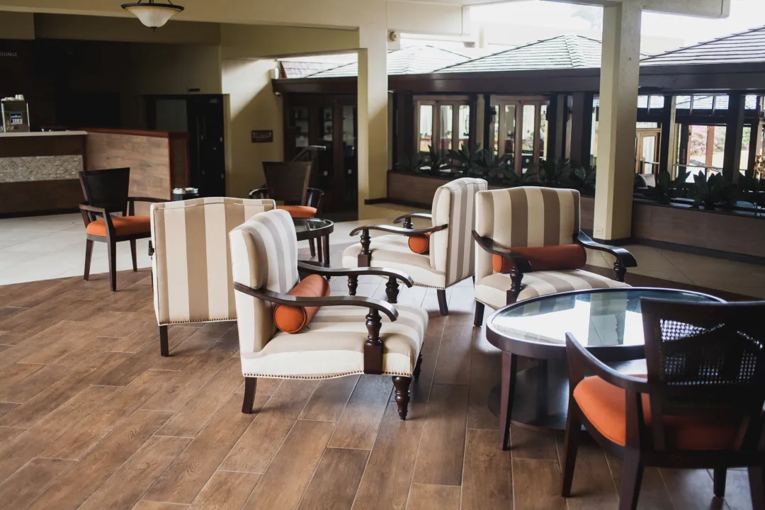 Mount-Irvine-Humming-Bird-Lounge