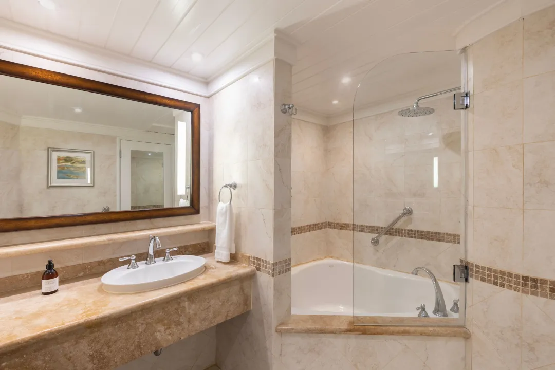 Colony-Club-Pool-Garden-View-Room-Bathtub