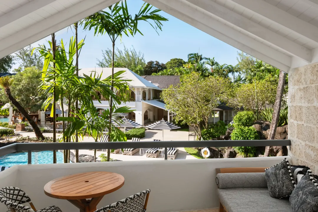 Colony Club - Luxury Poolside View Room - Balcony