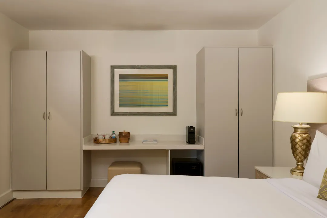 Waves Hotel - Pool View Spa Room - Detail