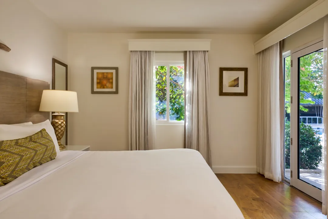 Waves Hotel - Pool View Spa Room Window