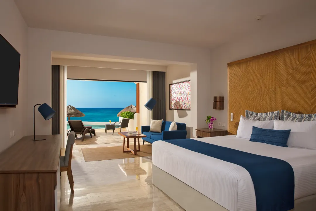 Preferred Club Junior Suite Beach Front Swim Out - King Bed