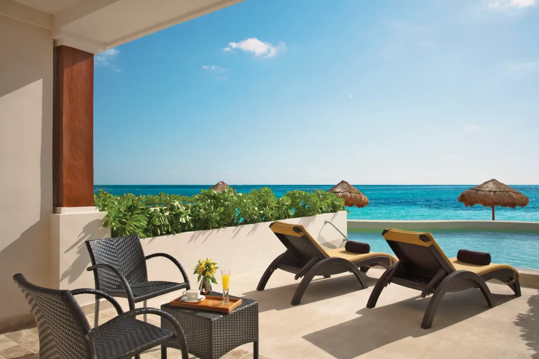 Preferred Club Junior Suite Beach Front Swim Out -Terrace Lounge with Pool