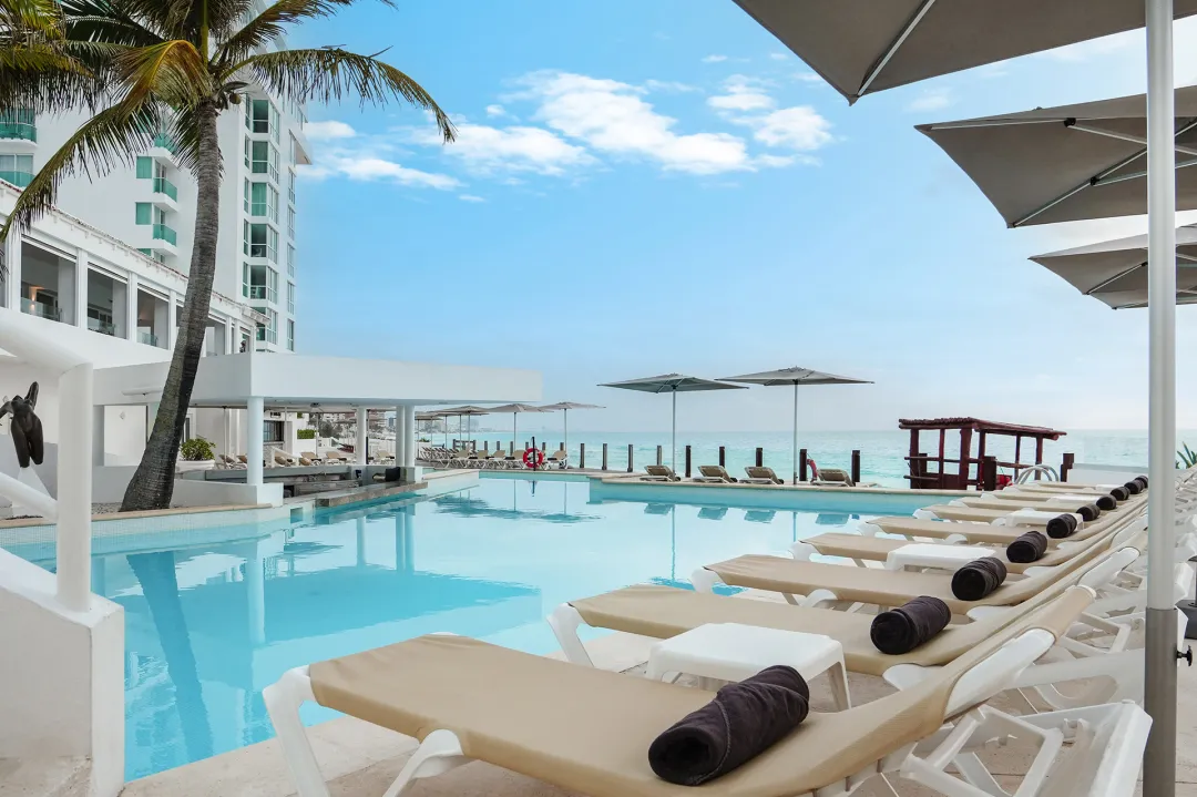 Oleo Cancun Playa All Inclusive Boutique Resort - Pool Lounge