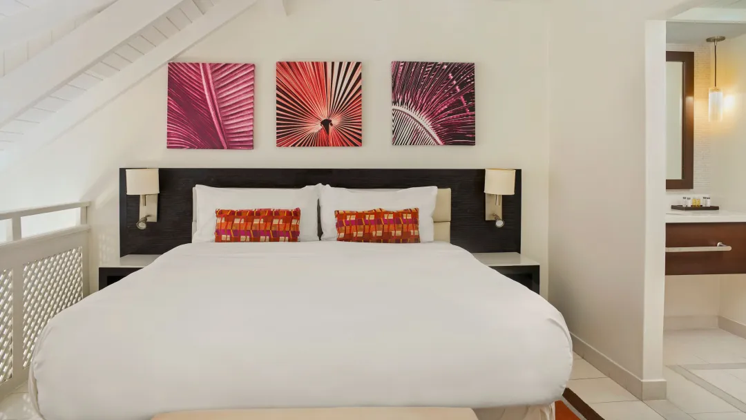 Crystal-Cove-Garden-View-One-Bedroom-suite-King-Bed