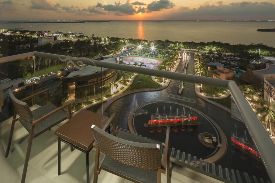 Deluxe Lagoon View Room - Balcony Lounge