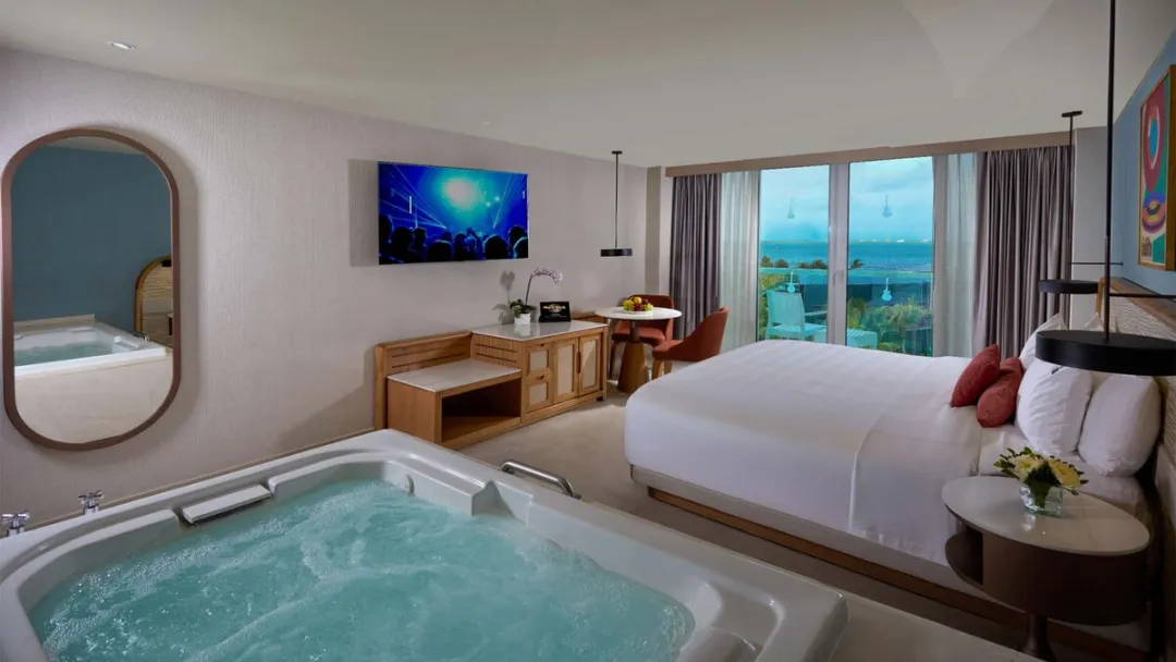 Deluxe Lagoon View Room - King Bed View