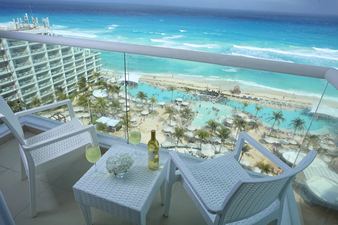 Two Bedroom Deluxe Family Ocean View - Balcony Lounge