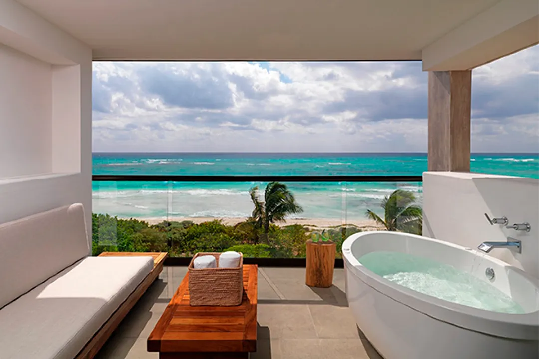 Alcoba Ocean Front - Balcony Lounge with Bathtub