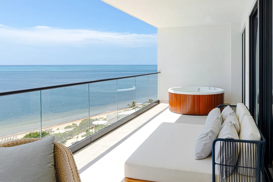 Central Oceanfront Room - Balcony Lounge with View
