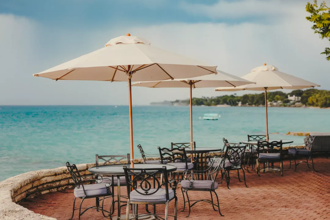 Fairmont-Royal-Pavilion-Beach-Club-Bar