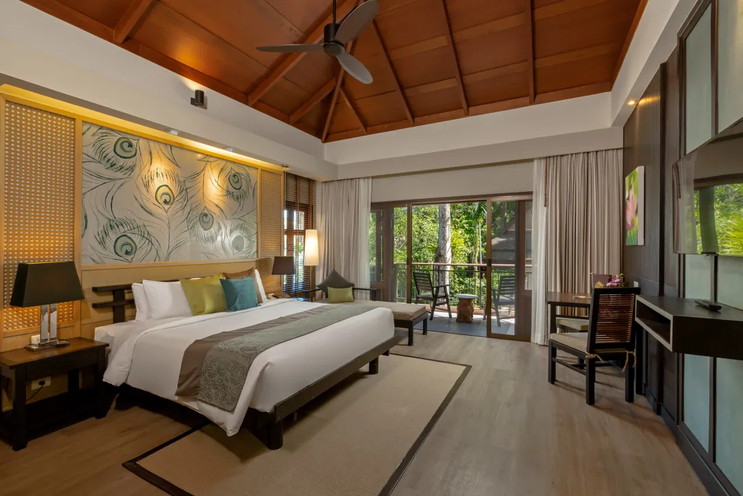 Khao-Lak-Merlin-Premier-Natural-King-Bed