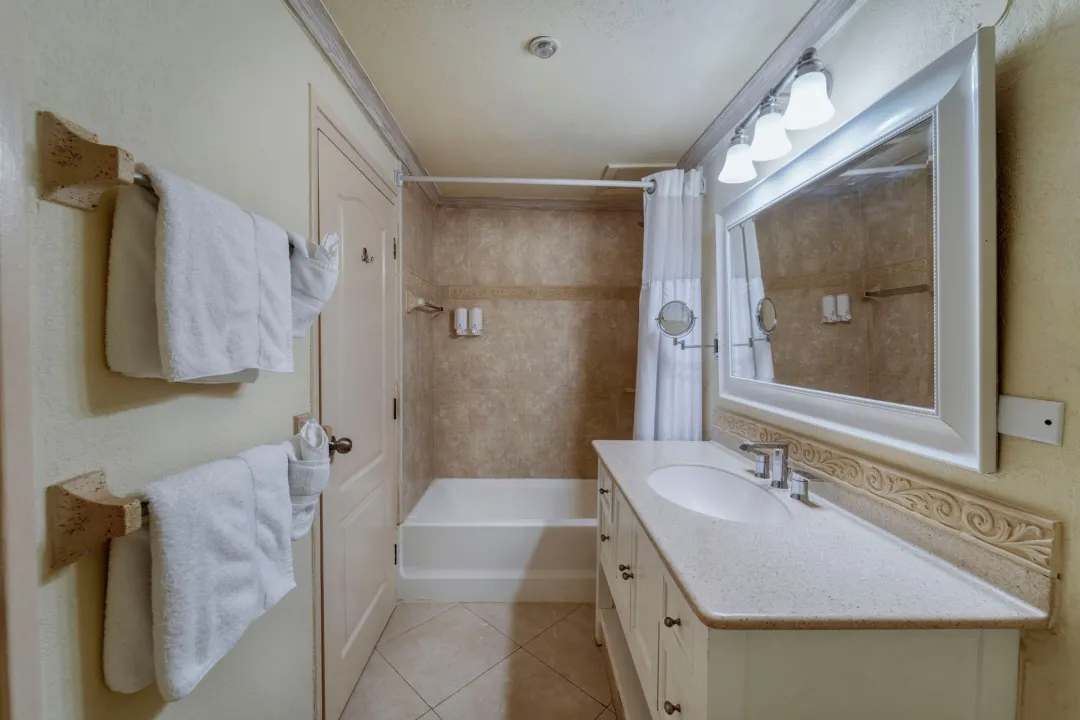 Southern-Palms-Beach-Resort-Luxury-Suite-Bathroom