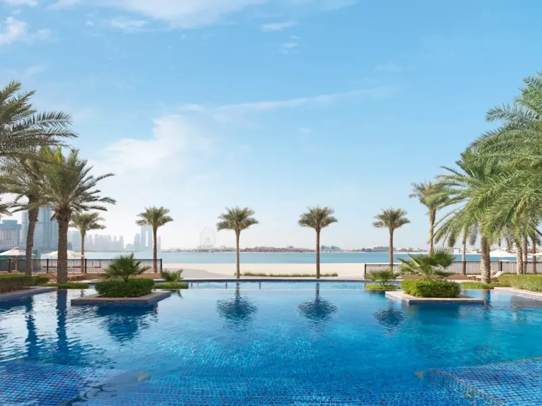 Fairmont-The-Palm-Infinity-Pool