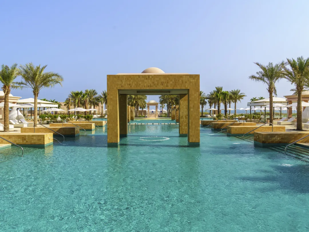 Rixos-Marina-Abu-Dhabi-Infinity-pool
