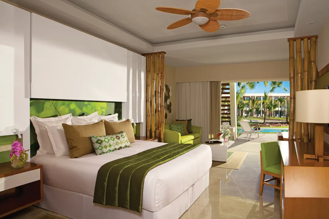 Odysseys Travel - Dreams Onyx - Junior Suite Swim-Up - King Bed