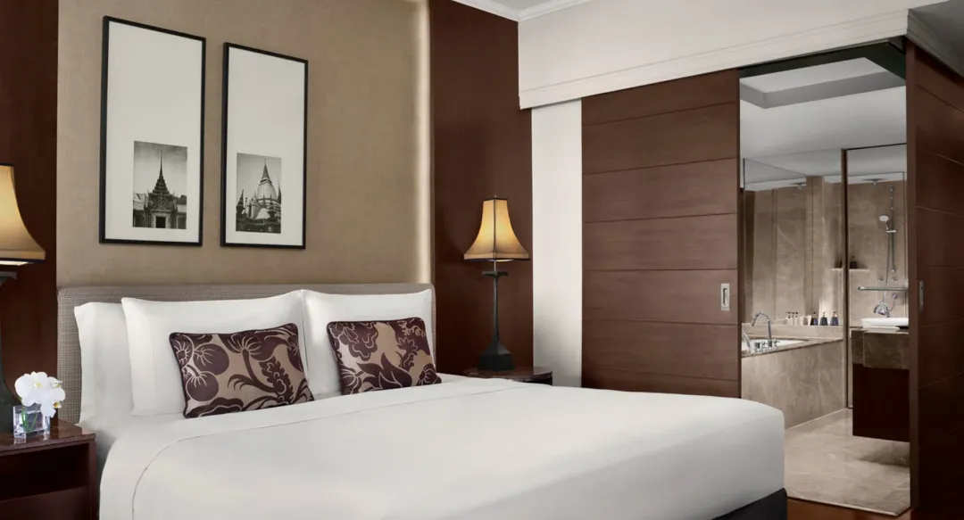 Anantara-Riverside-Bangkok-Deluxe-Room