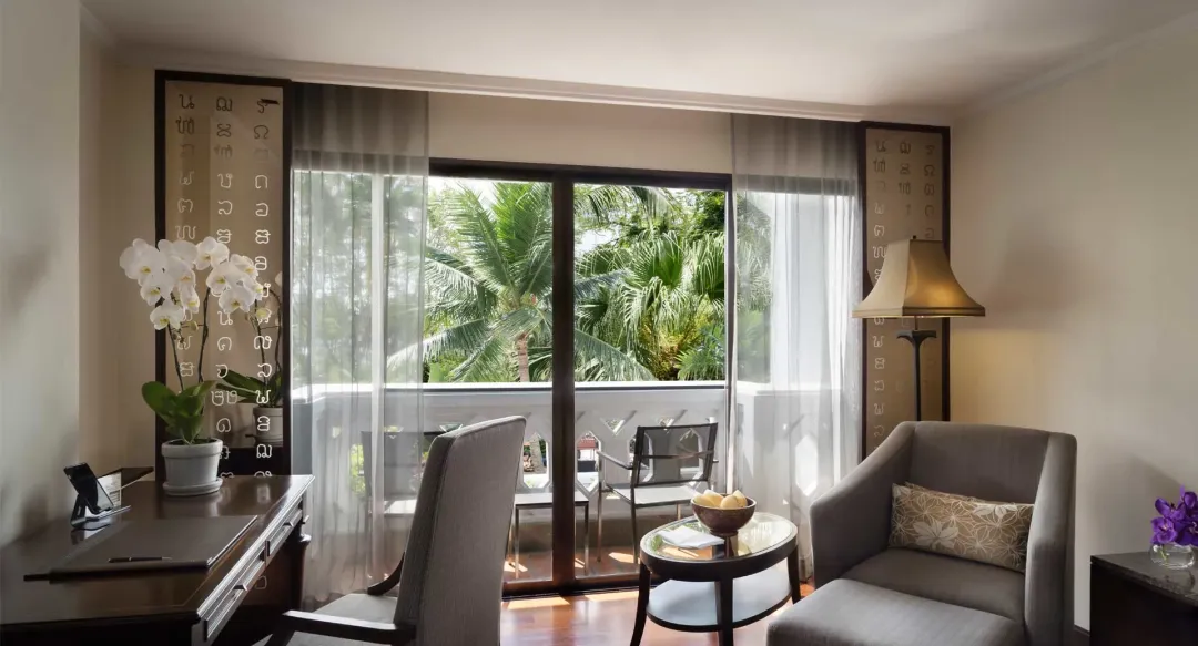 Anantara-Riverside-Bangkok-Deluxe-Room-Living-Space