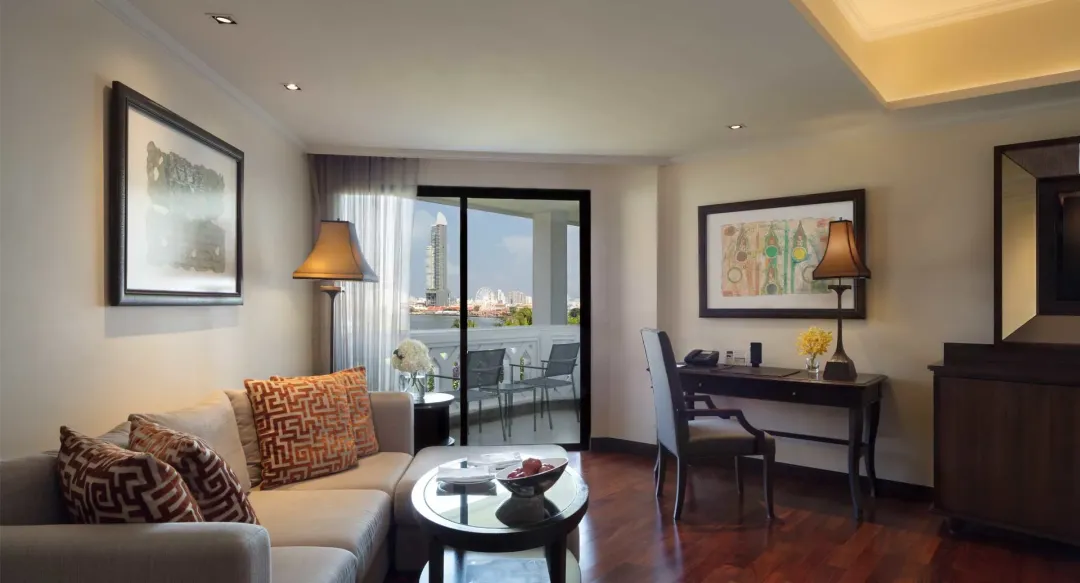 Anantara-Riverside-Bangkok-Junior-River-View-Suite-Living-Space
