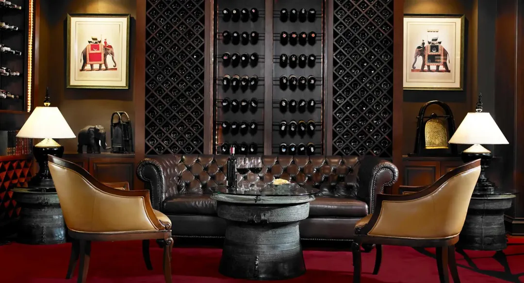 Anantara-Riverside-Bangkok-Elephant-Bar