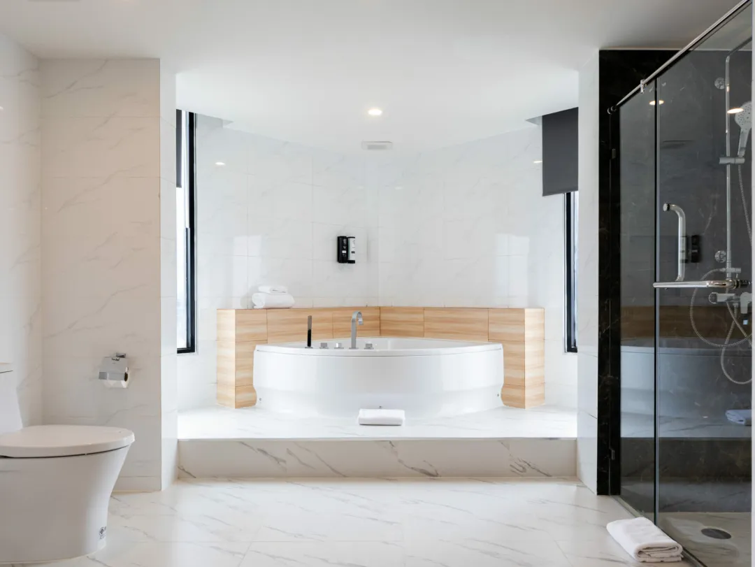 Rembrand-Hotel-Bangkok-Executive-Suite-Bathroom