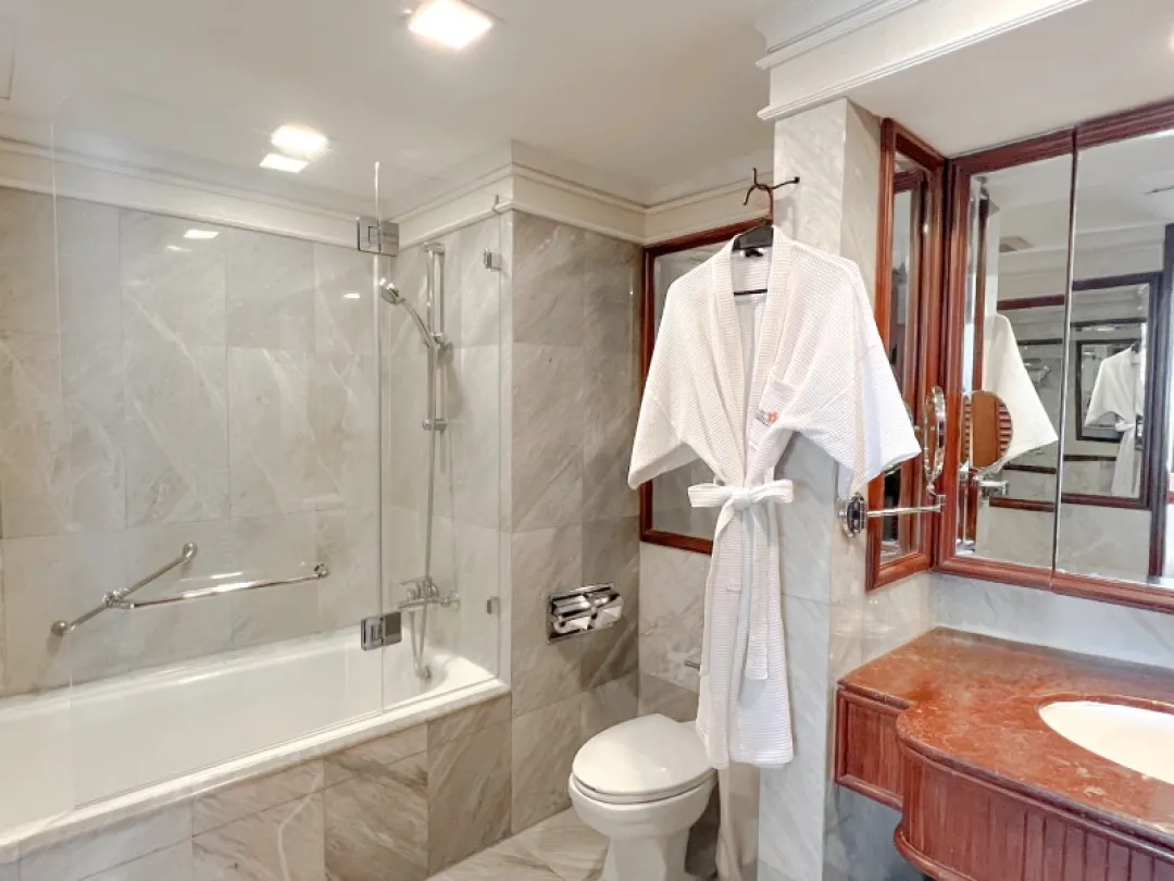 Rembrand-Hotel-Bangkok-Junior-Terrace-Suite-Bathroom