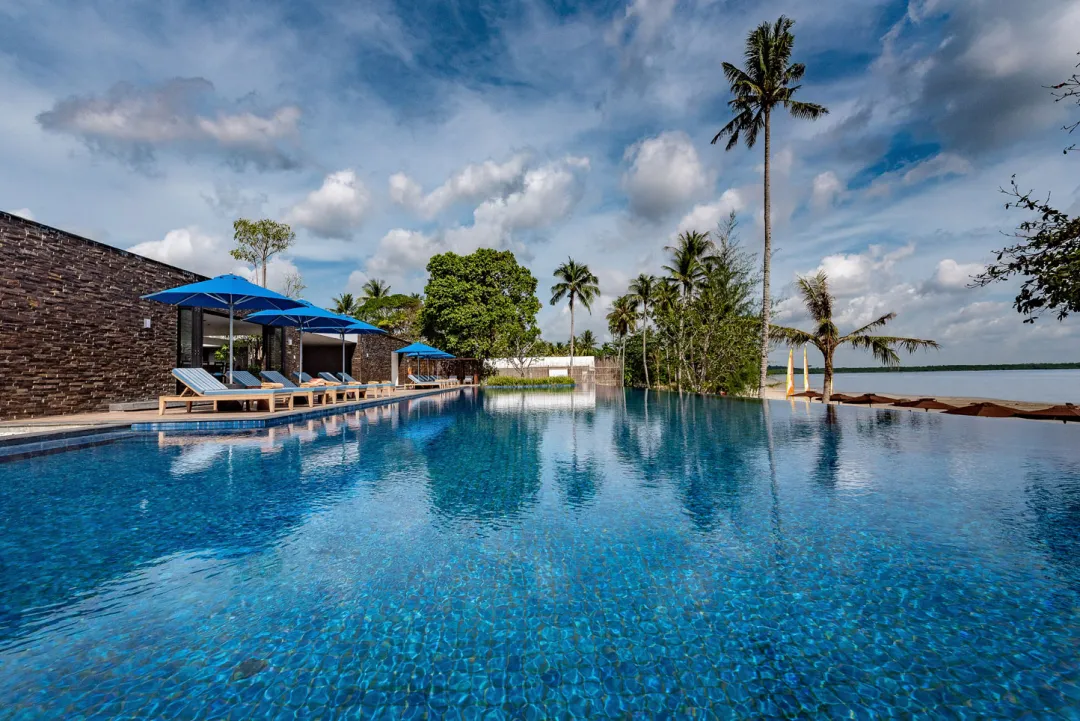 The-Residence-Bintan-Infinity-Pool-Full-View