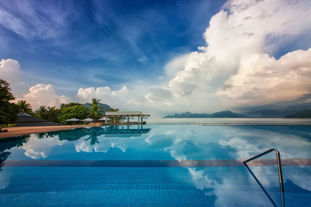 The-Westin-Langkawi-Infinity-Pool-Different-View