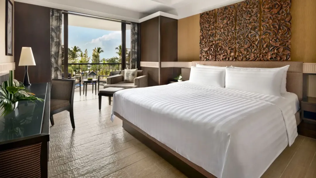 Shangri-La-Golden-Sands-Deluxe-Room-King-Bed
