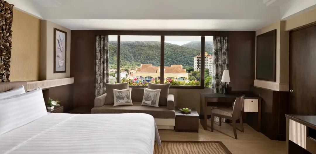 Shangri-La-Golden-Sands-Superior-Room-King-Bed