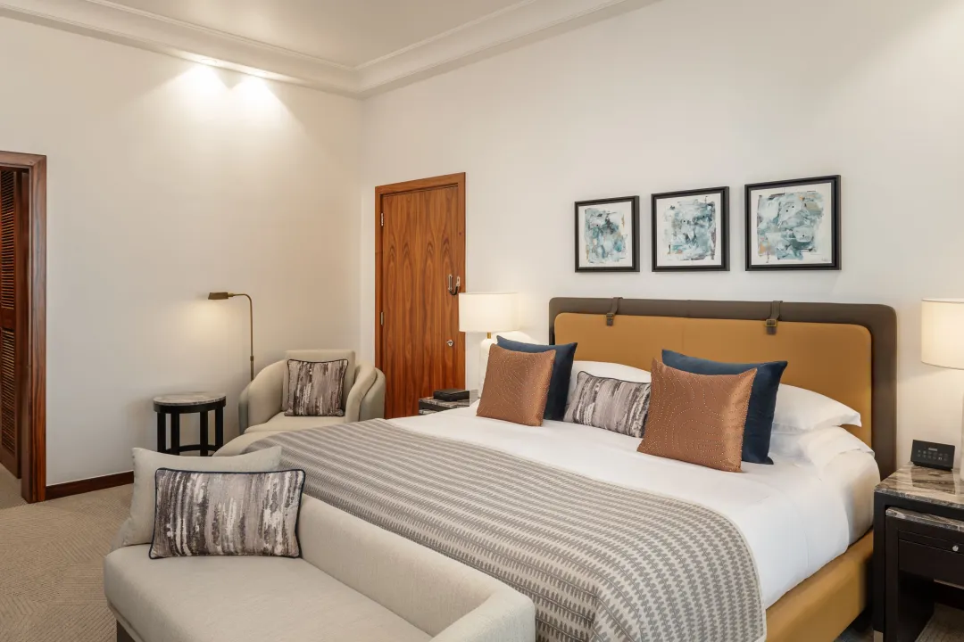 Grosvenor-House-Deluxe-Room-King-Bed-Detail