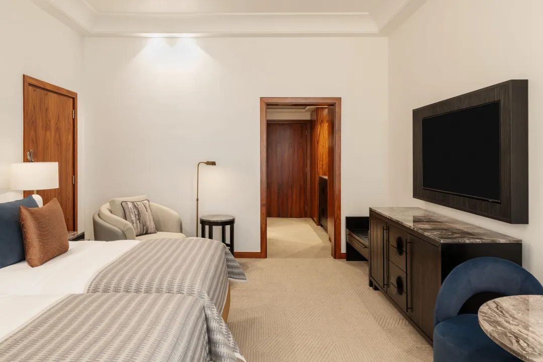 Grosvenor-House-Deluxe-Room-Twin-Beds-Detail