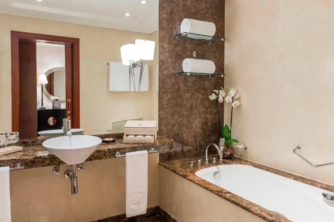 Grosvenor-House-Premier-Room-Bathroom
