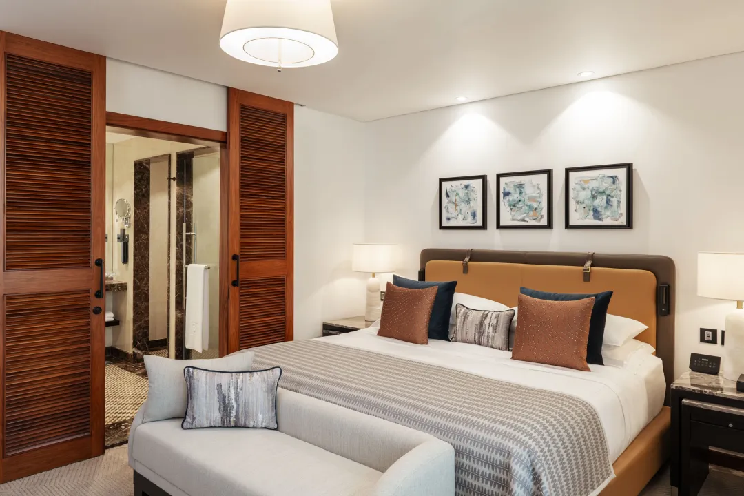 Grosvenor-House-Deluxe-Suite-King-Bed