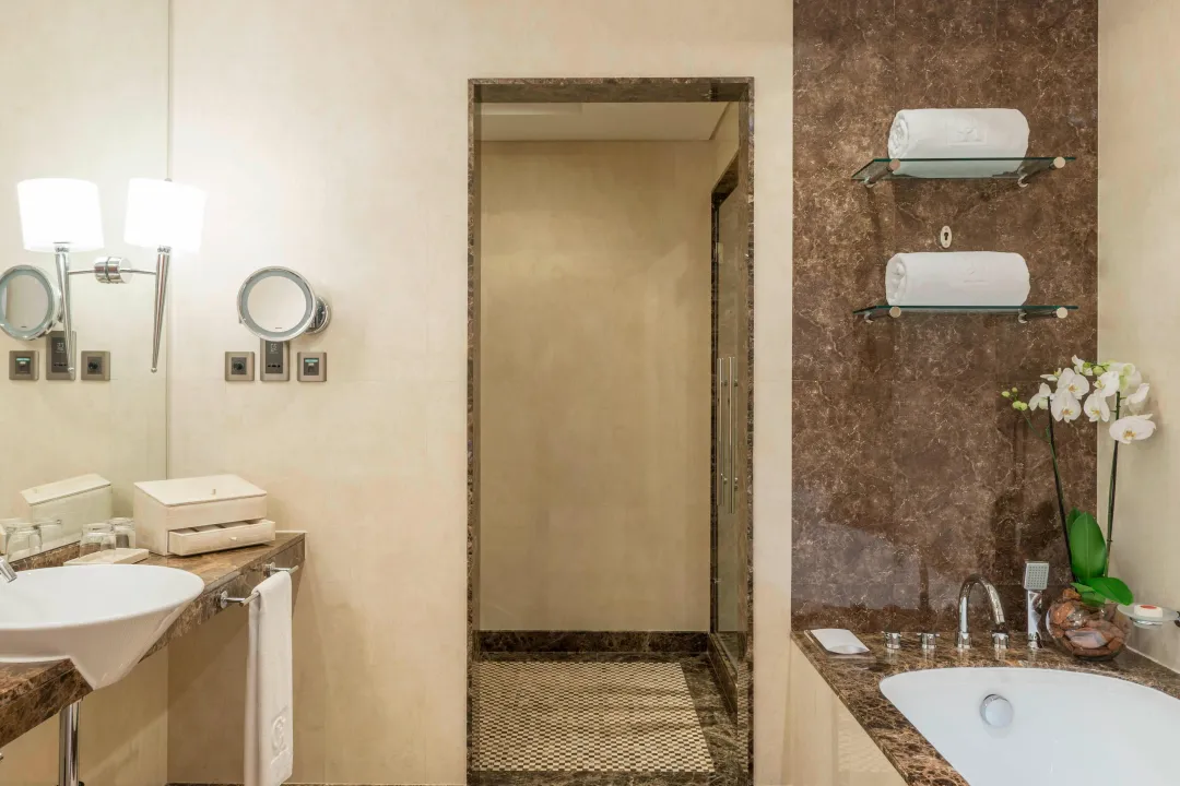 Grosvenor-House-Premier-Junior-Suite-Bathroom