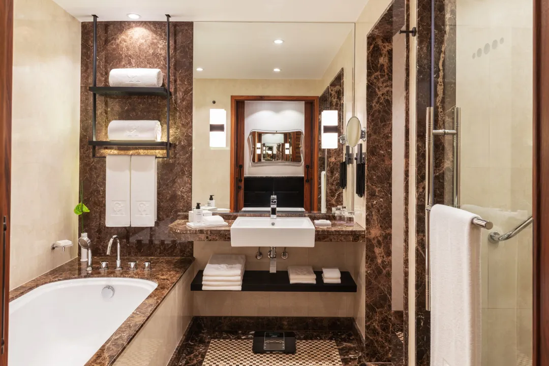 Grosvenor-House-One-Bedroom-Junior-Suite-Bathroom
