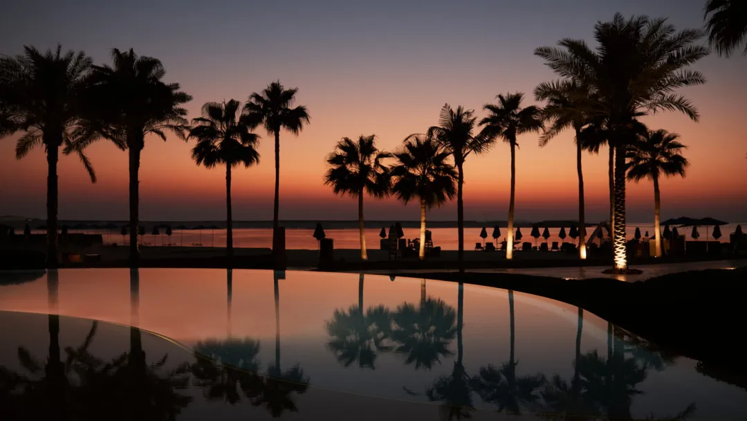 Four-Seasons-Dubai-Outdoor-Pool-Evening-Shot