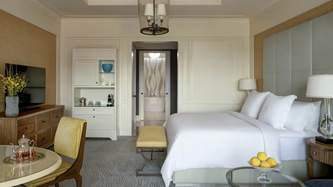 Four-Seasons-Dubai-Deluxe-City-View-Room-King-Bed